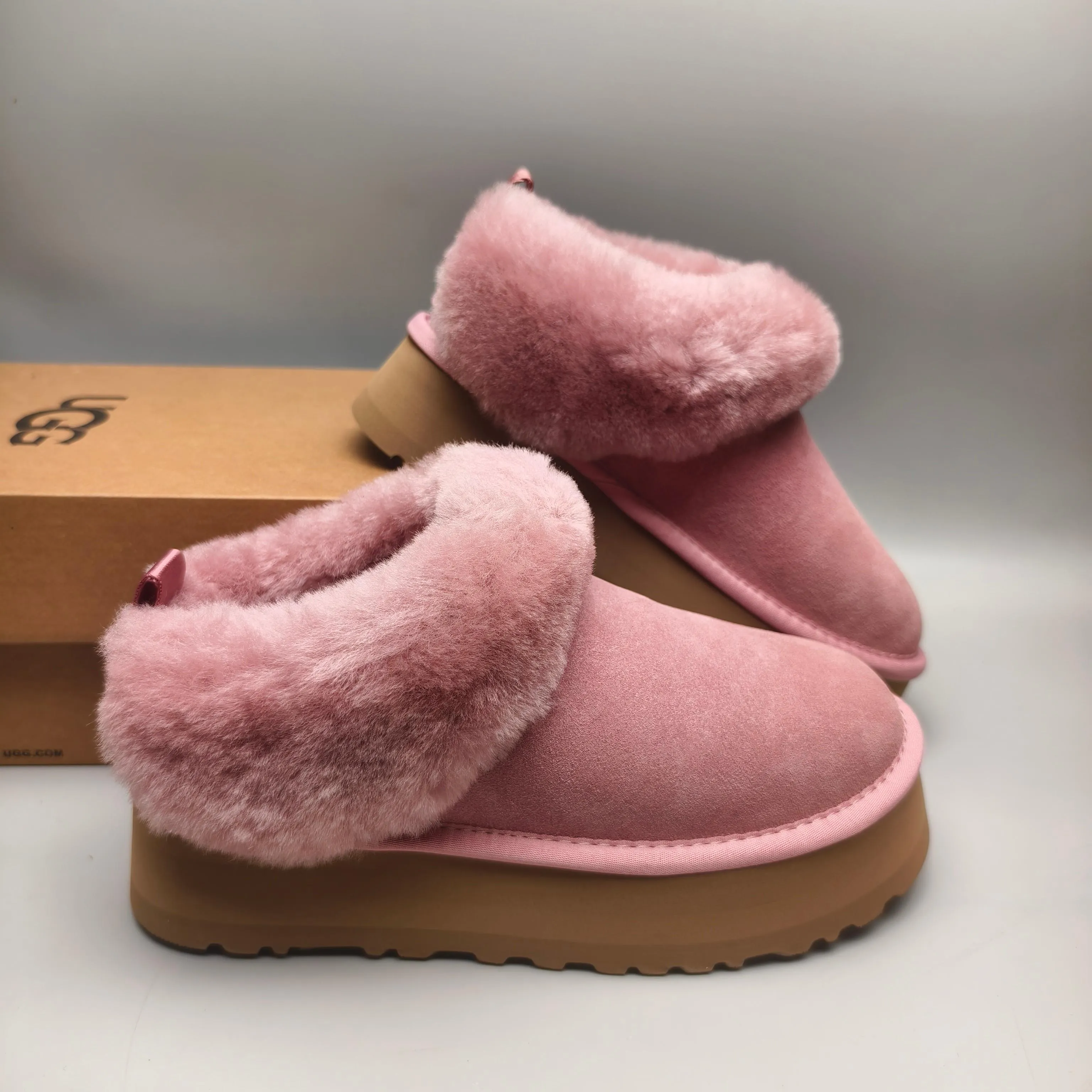💰480 UGG sheepskin all-in-one 1393 thick-soled suede slip-on slip-on shoes. Color: maroon, green, sand, pink. Matching sizes: 35-40.
